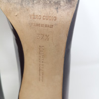 Manolo Blahnik Décolleté/Spuntate in Pelle in Marrone