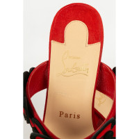 Christian Louboutin Sandalen aus Wildleder in Rot