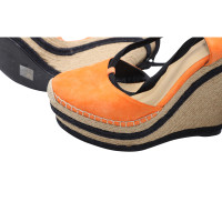 Gucci Chaussures compensées en Daim en Orange