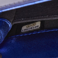 Chanel Täschchen/Portemonnaie aus Lackleder in Blau