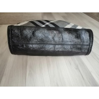 Burberry Handtasche aus Canvas in Schwarz