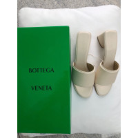 Bottega Veneta Sandalen aus Leder in Creme