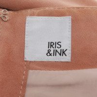 Iris & Ink skirt in pelle scamosciata in rosa scuro