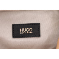 Hugo Boss Umhängetasche aus Leder in Beige
