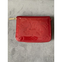 Louis Vuitton Zippy Portemonnaie aus Lackleder in Rot