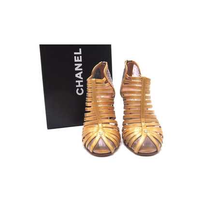 Chanel Sandalen aus Leder in Gelb