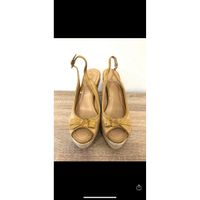 Christian Dior Sandalen aus Lackleder in Beige