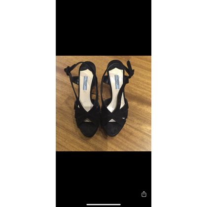 Prada Chaussures compensées en Daim en Noir