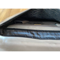 Giorgio Armani Handtasche aus Lackleder in Taupe