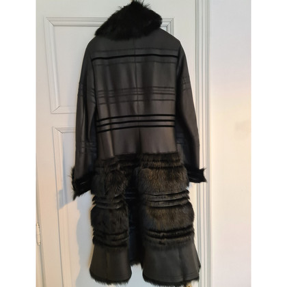 Escada Jacke/Mantel aus Pelz in Schwarz