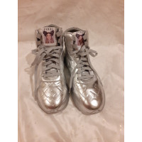 Fendi Sneakers aus Leder in Silbern