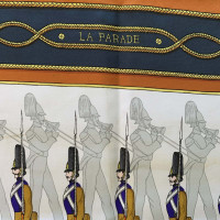 Hermès Echarpe/Foulard en Soie en Marron