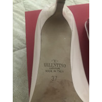 Valentino Garavani Pumps/Peeptoes aus Lackleder in Rosa / Pink