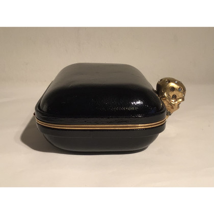 Alexander McQueen Skull Box Clutch. aus Lackleder in Schwarz