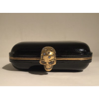 Alexander McQueen Skull Box Clutch. Lakleer in Zwart