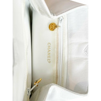 Chanel Umhängetasche aus Leder in Weiß