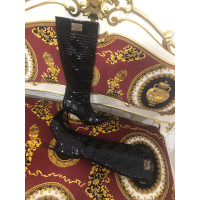 Versace Stiefel aus Lackleder in Schwarz