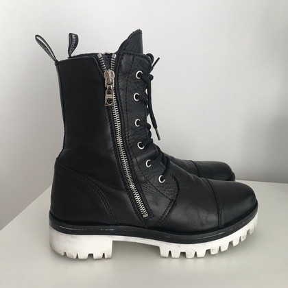Moschino Love Boots Leather in Black