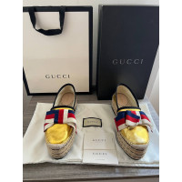 Gucci Chaussures compensées en Toile en Doré