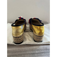 Gucci Chaussures compensées en Toile en Doré