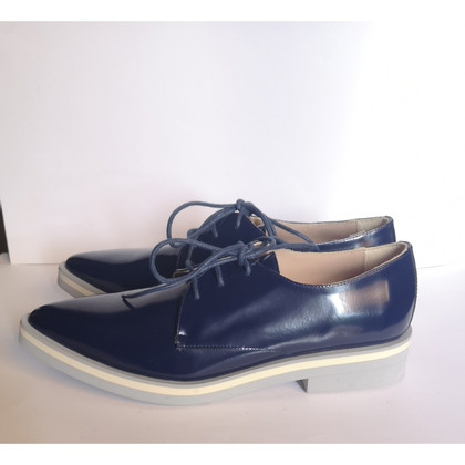 Max Mara Chaussures à lacets en Cuir en Bleu