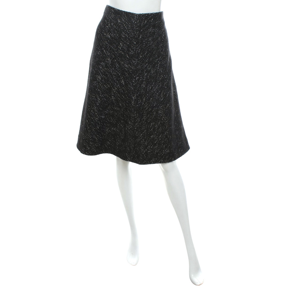 Closed skirt salt-pepper look