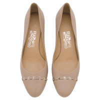 Salvatore Ferragamo Pumps/Peeptoes Leer in Beige