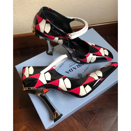 Prada Pumps/Peeptoes aus Lackleder in Rot