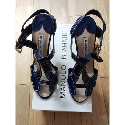 Manolo Blahnik Sandalen aus Lackleder in Blau
