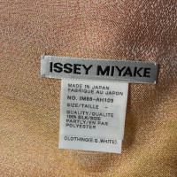 Issey Miyake Schal/Tuch aus Seide in Nude