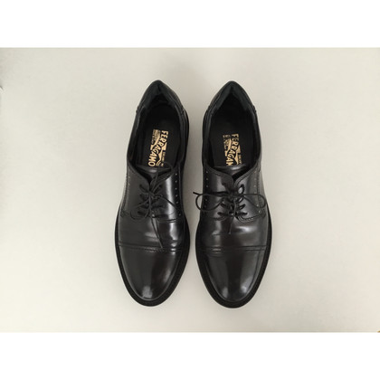 Salvatore Ferragamo Chaussures à lacets en Cuir en Noir