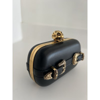 Alexander McQueen Skull Box Clutch. aus Leder in Schwarz