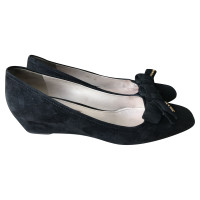 Prada Slipper/Ballerinas aus Wildleder in Schwarz