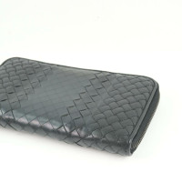 Bottega Veneta Zip Around Wallet in Pelle in Nero