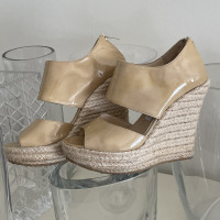 Jimmy Choo Chaussures compensées en Cuir verni en Beige