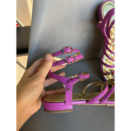 Chanel Sandalen aus Leder in Violett