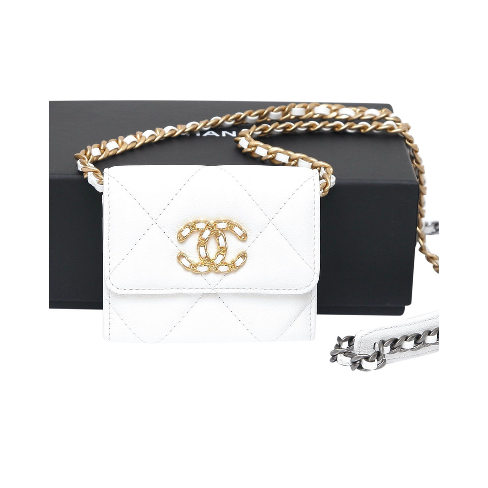 Chanel 19 Wallet On Chain aus Leder in Weiß