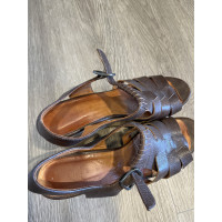 Chie Mihara Chaussures compensées en Cuir en Marron