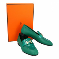 Hermès Slipper/Ballerinas aus Leder in Grün