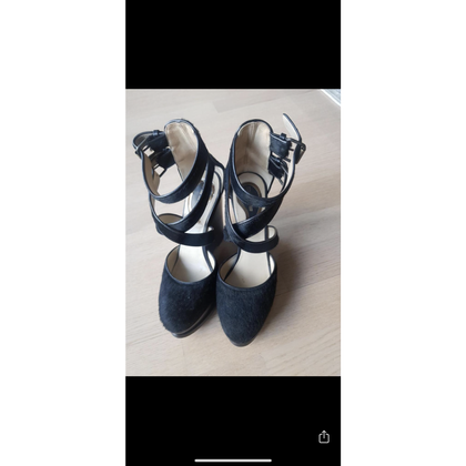 Etro Chaussures compensées en Fourrure en Noir