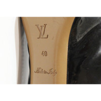 Louis Vuitton Sandalen aus Lackleder in Braun