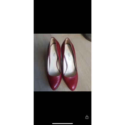 Prada Chaussures compensées en Cuir en Rouge