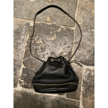 Chanel Gabrielle Bucket Bag aus Leder in Schwarz