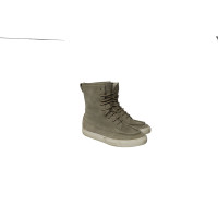 Common Projects Sneakers aus Wildleder in Grau
