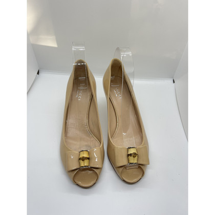 Gucci Pumps/Peeptoes Patent leather in Beige