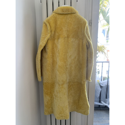 Fendi Jacke/Mantel aus Pelz in Gelb