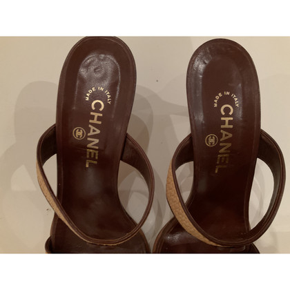 Chanel Sandalen aus Leder in Braun