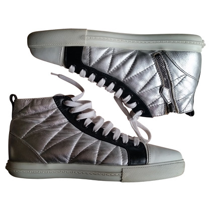 Miu Miu Sneakers aus Leder in Silbern