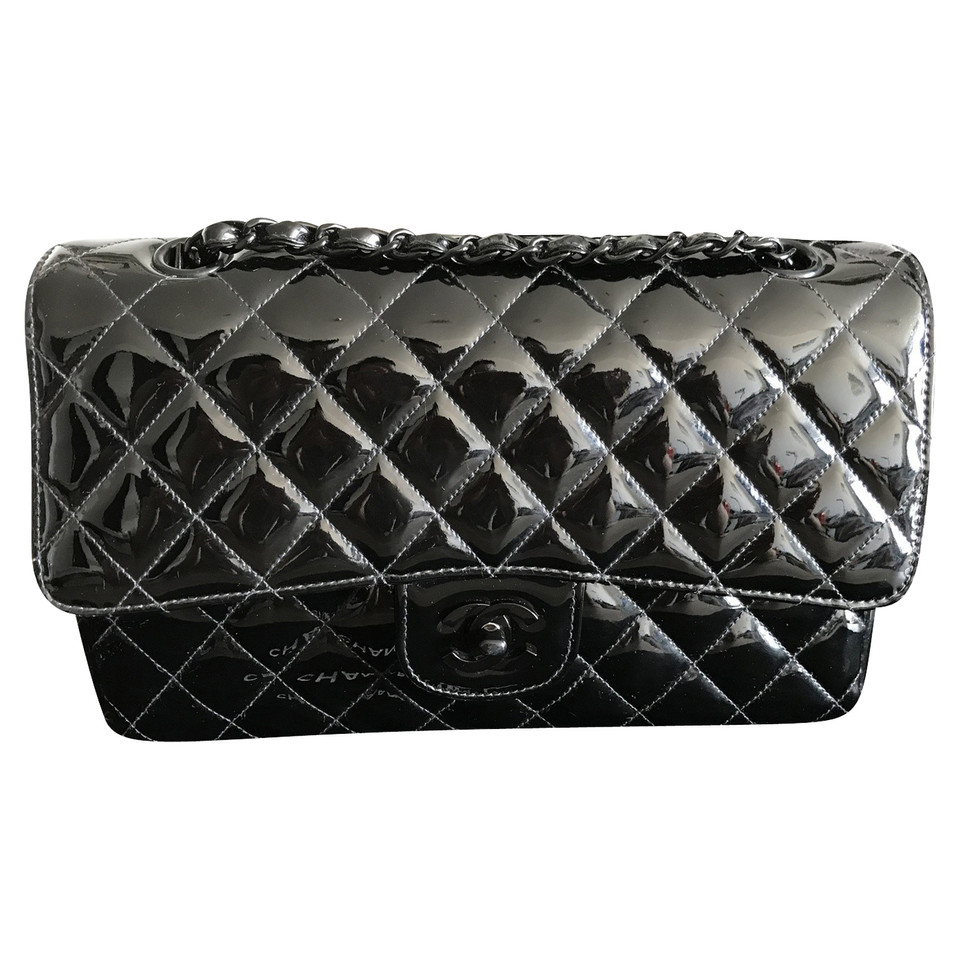 Chanel Classic Flap Bag Medium aus Lackleder in Schwarz