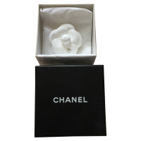 Chanel Spilla Camelia in pelle scamosciata